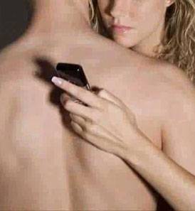 فتاة ابتلعت هاتفها حتى تمنع صديقها من قراءة الرسائل عليه .. صورة