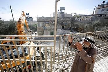 الاحتلال يهدم منزلاً قيد الانشاء في قرية جبل المكبر شرق القدس المحتلة بحجة عدم الترخيص