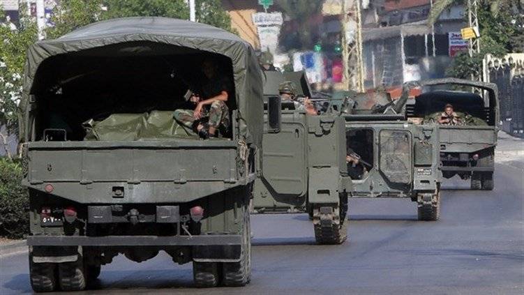 انزلاق حافلة للجيش وسيارات بسبب الجليد على طريق شحيم