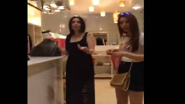 بالفيديو اماراتية تهاجم نساء مصريات لانهم يلبسون شورت وفستان