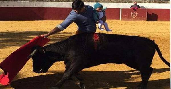ماتادور يحمل طفلته بيد ويصارع ثوراً باليد الأخرى..فماذا حصل؟