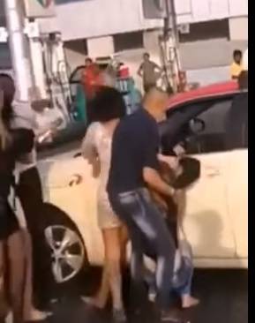 بالفيديو عراك بين فتيات مغاربة ورجل خليجي
