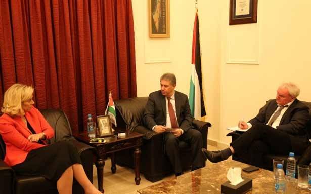 دبورعرض مع كاغ ومدير الأونروا
أوضاع الفلسطينيين