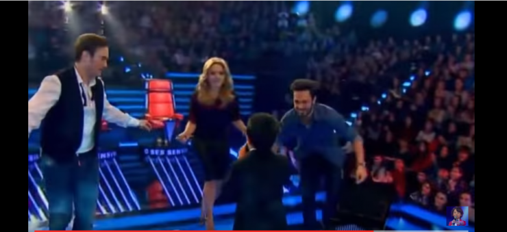 فيديو-  من هو الطفل الذي أحاط به الحكام الثلاثة ورقصوا حوله؟!