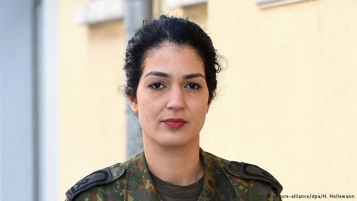 جندية ألمانية مسلمة تنتقد العنصرية بعد أحداث كولونيا