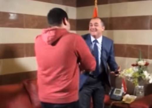 بالفيديو.. طالبان يفاجئان بو صعب في مكتبه