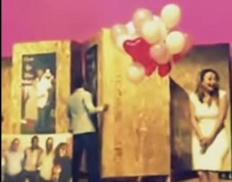 بالفيديو.. ممثل يطلب الزواج من زميلته على خشبة المسرح