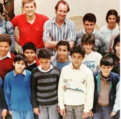 من هو الاعلامي الشهير في الصورة؟