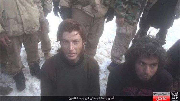 بالصورة: اسرى "النصرة" بين يدي داعش واعدام احدهم في عرسال !
