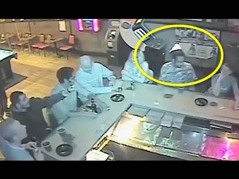 “فيديو”: امرأة تشعل النار بشعر زوجها في أحد المقاهي البريطانية