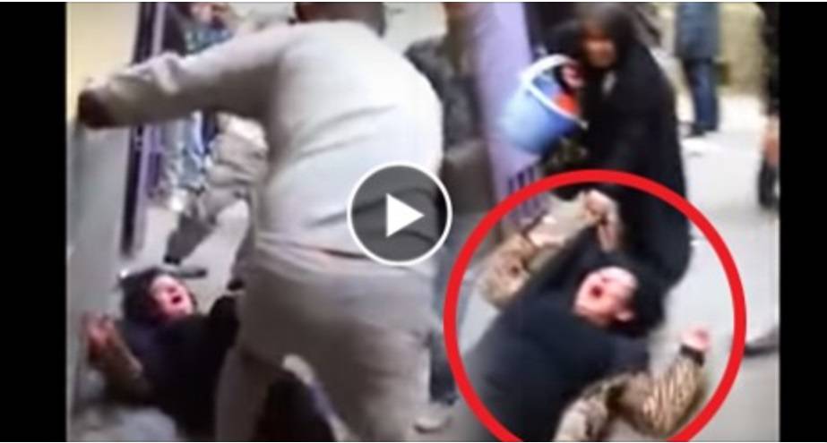بالفيديو: شاهد زوج يضرب زوجته في الشارع حتى الموت