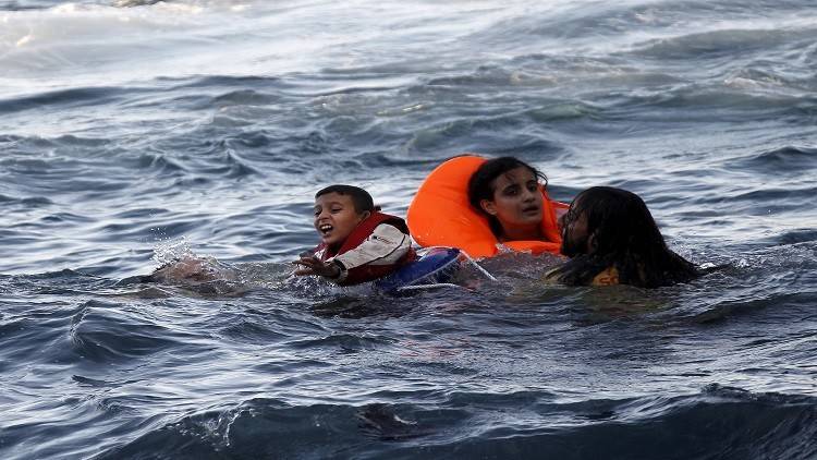 صورة: جثة طفل لاجئ جرفتها المياه قبالة السواحل التركية تشعل مواقع التواصل الاجتماعي!