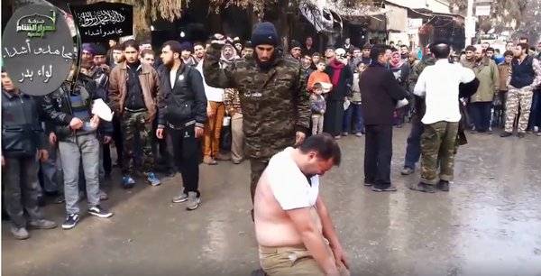 فيديو انتشر على مواقع التواصل الاجتماعي يظهر جلد "حركة أحرار الشام" لرجلين في إحدى الساحات السورية،