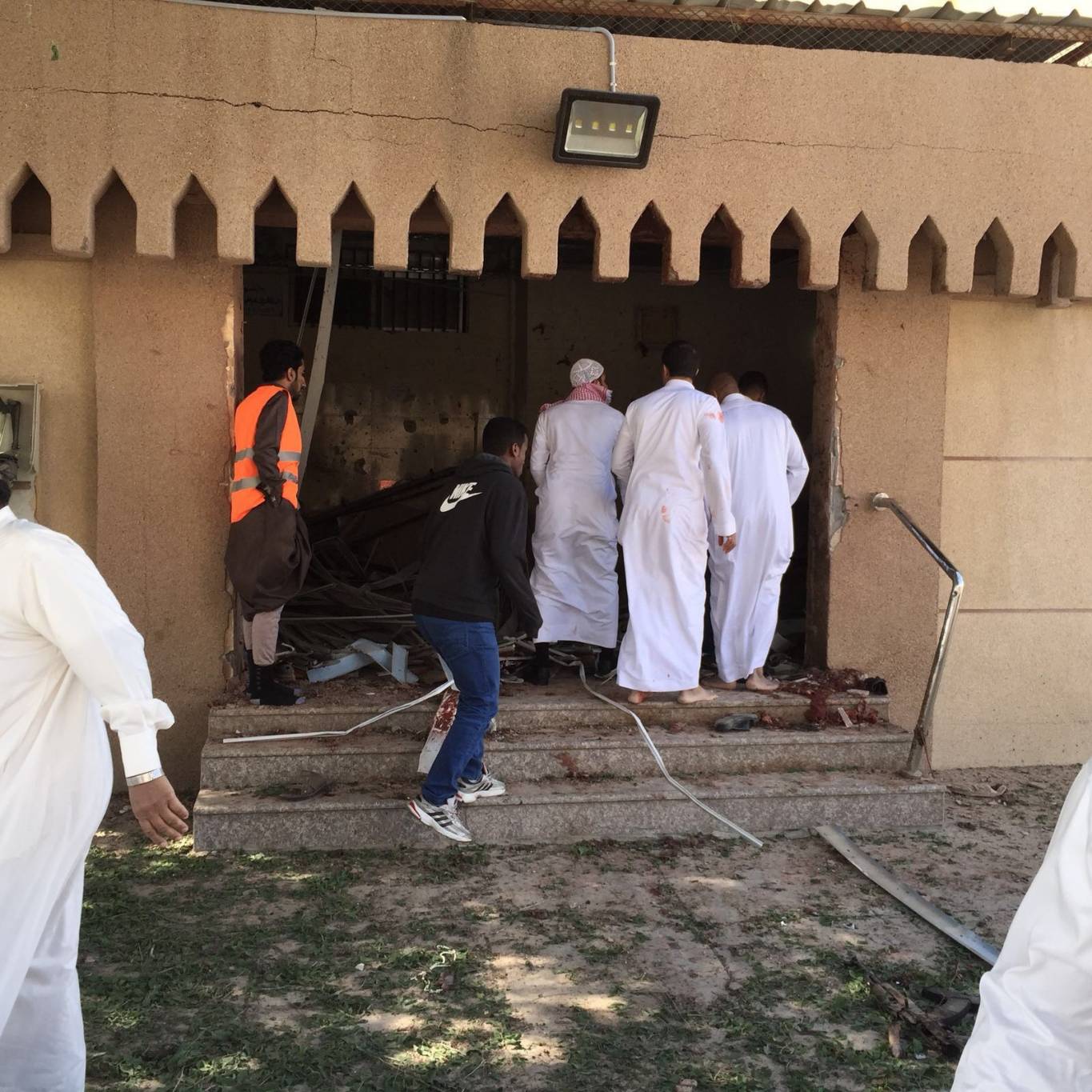 هجوم مسجد الرضا الانتحاري بالفيديوهات.. 4 قتلى و7 إصابات واعتقال منفذ