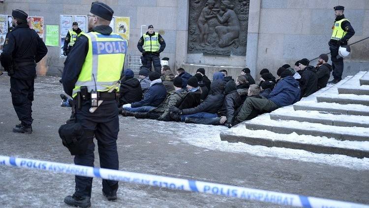بالفيديو من السويد.. ملثمون يعنفون مهاجرين في ستوكهولم