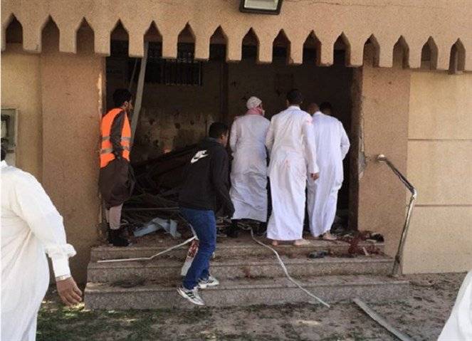 بالفيديو: اللحظات الأولى لتفجير المسجد في السعودية!