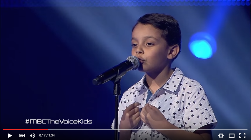 طفل من دون أسنان يسحر لجنة تحكيم the voice!