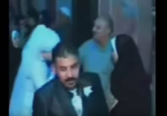 بالفيديو- ماذا فعلت هذه العروس مع والدها لحظة مغادرتها لمنزلها يوم زفافها!