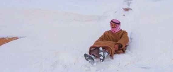 مواطنون يمارسون هواية التزلج في السعودية