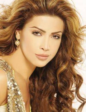 بالفيديو.. نوال الزغبي في حالة هستيرية من "السكر"