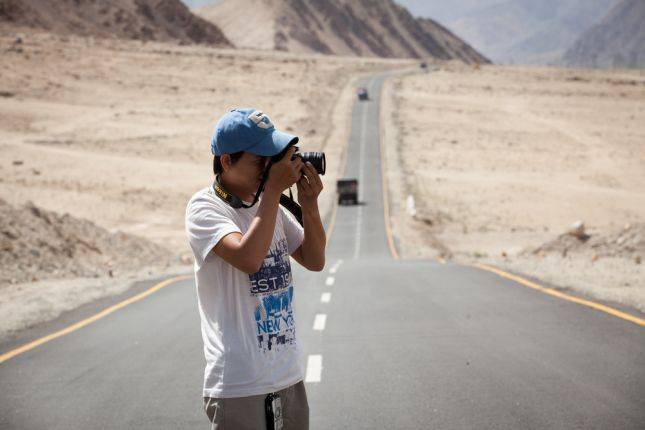 بالفيديو.. مواطن يتجاهل إسعاف مصاب ويكتفي بتصويره