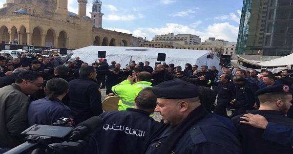 متطوعو الدفاع المدني يرقصون ويحتفلون في ساحة الشهداء بانتظار إقرار بند تثبيتهم في جلسة مجلس الوزراء