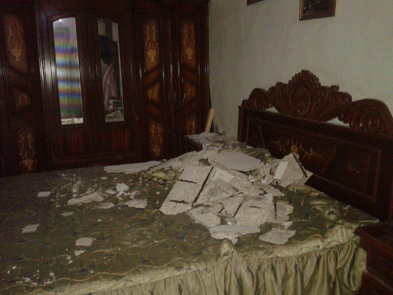 بالصور: جريح في انهيار جزء من سقف منزل بعين الحلوة
