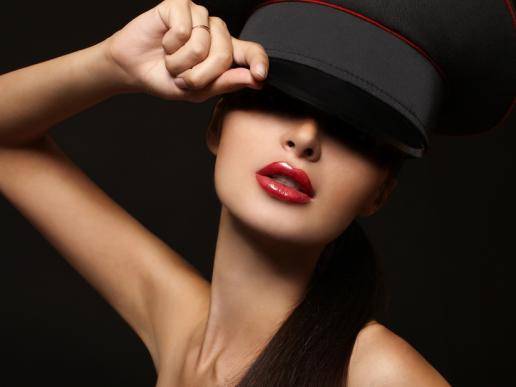 بالصورة- ممثلة تأكل أذنيّ ميت