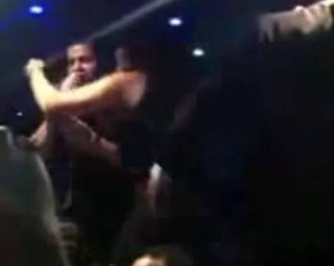 فيديو صادم – فتاة تتحرش بمطرب عراقي على المسرح