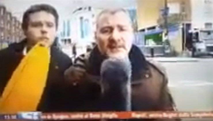بالفيديو: مراسل رياضي يفقد أعصابه على الهواء بسبب موزة!