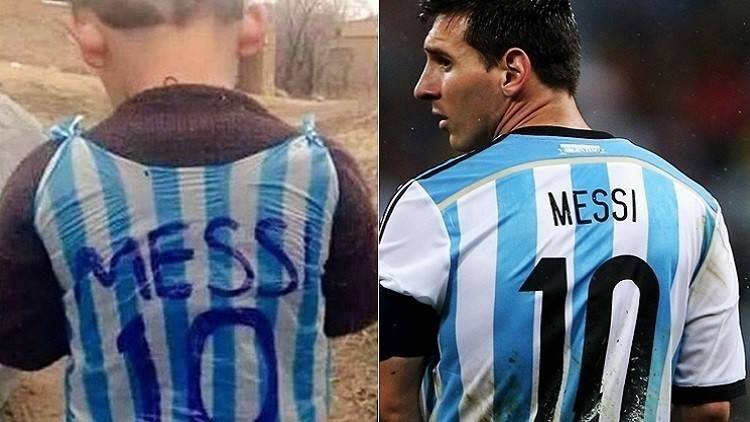 ميسي يلتقي الطفل الذي حمل قميصه البلاستيكي