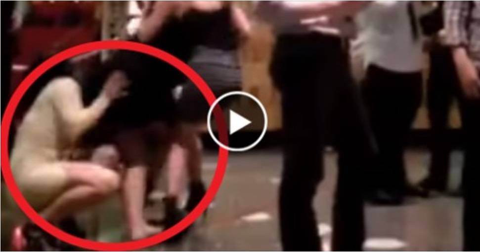 بالفيديو: شاهد فتاة سكرانة تقوم بأفعال غريبة بصديقتها فتتعرض لموقف محرج جداً أمام الرجال