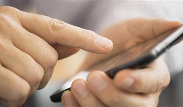 مكالمة هاتفية مع الأهل تدفع طالب للانتحار