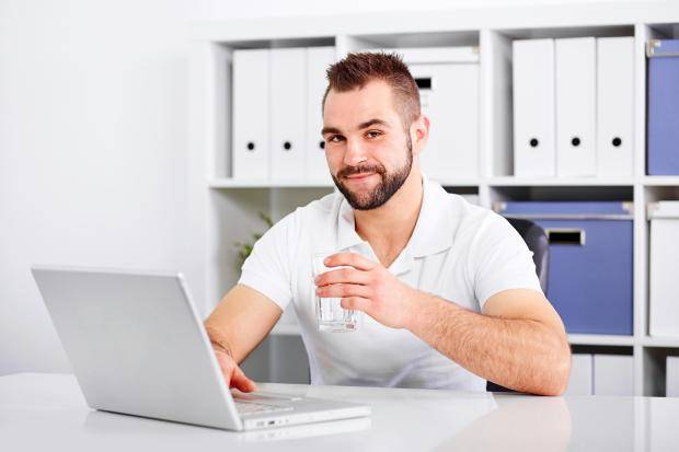 لماذا عليك تناول كوب ماء دافئ صباح كل يوم؟