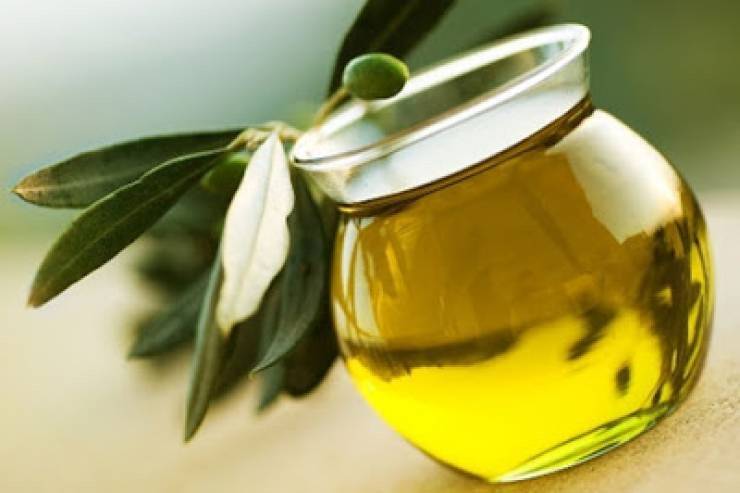 ماذا يحدث للجسم عندما نقوم بغسل ومضمضة الفم بزيت الزيتون؟!