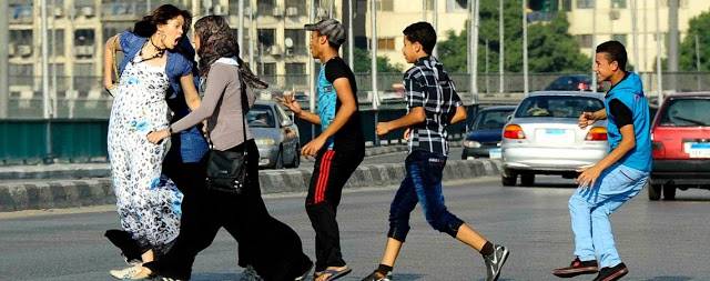 صحفية ألمانية تحرشوا بها في قاهرة المعز: 8 اعترفوا بحبي و4 طلبوا “بوسة” وواحد وضع يده