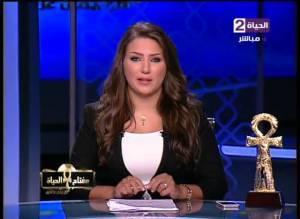 بالفيديو.. مذيعة مصرية تستضيف تمساحاً على الهواء!