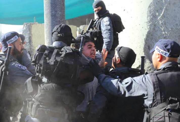 سلطات العدو تمنع الفلسطينيين الذين لا يحملون بطاقات هوية من الدخول الى رام الله والبيرة