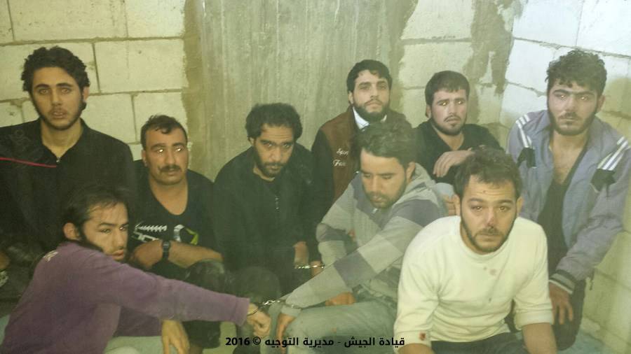 بالصور: مجموعة داعشية في قبضة الجيش في عرسال