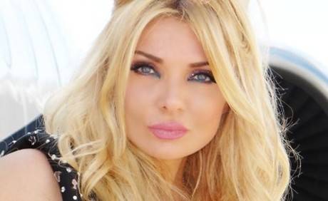 ميريام كلينك تكشف عن صدرها ..