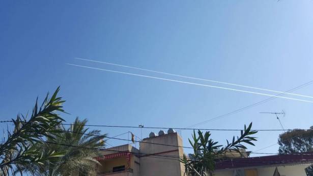 يحلق الطيران الحربي الاسرائيلي في هذه الاثناء فوق مدينة صيدا وشرقها على علو متوسط راسما خطوطا دائرية بيضاء  في سماء المنطقة