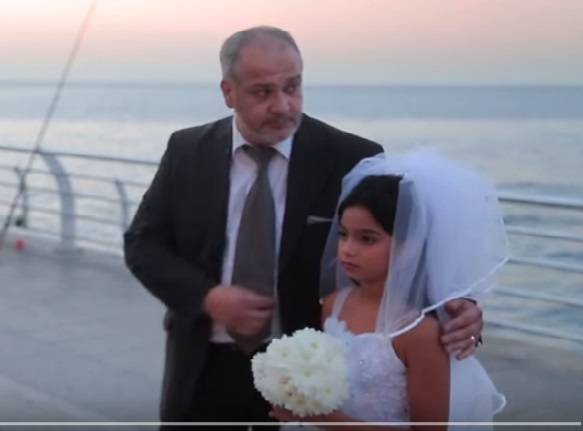 بالفيديو الصدمة  رجل مسن يتزوج من طفلة ولا شيئ يمنعه