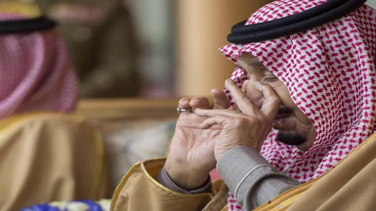 (فيديو).. حين يذرف الملك السعودي الدموع!