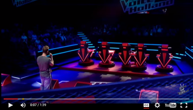 بالفيديو: مشترك The Voice يدفع جميع الحكام للإستدارة بعد غناء 4 كلمات فقط