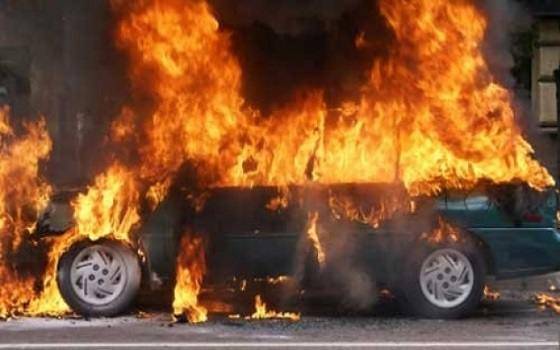 اندلاع حريق في سيارة في بشري نتيجة احتكاك كهربائي والدفاع المدني عمل على اخماد الحريق والقوى الامنية فتحت تحقيقا في الحادث