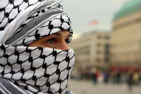 مصممة أزياء إسرائيلية تهين الكوفية الفلسطينية