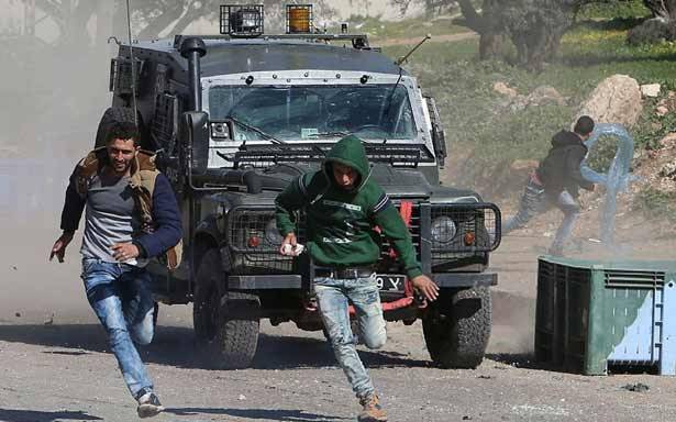 «صبيتان» فلسطينيتان تهاجمان
موقعاً لشرطة العدو