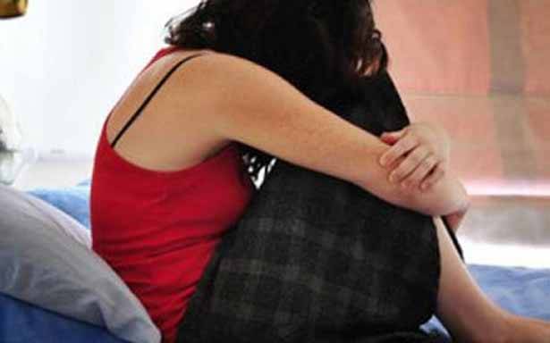 اعتدى على ابنته وأجبرها
على ُممارسة الجنس معه