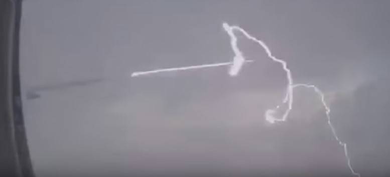 بالفيديو.. صاعقة تضرب جناح طائرة إماراتية!