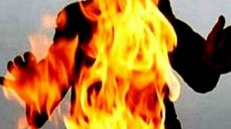 متطوّع بالدفاع المدني يهدّد بإحراق نفسه!!